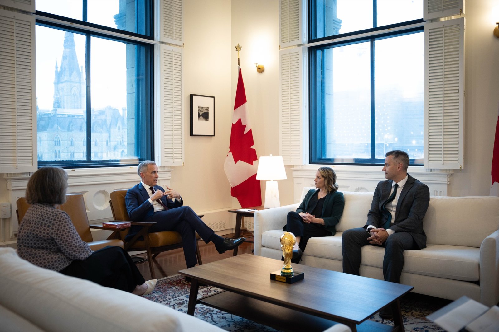 Eric St-Pierre au bureau du premier ministre Mark Carney, avec la d&eacute;put&eacute;e Shannon Miedema et la ministre Julie Dabrusin